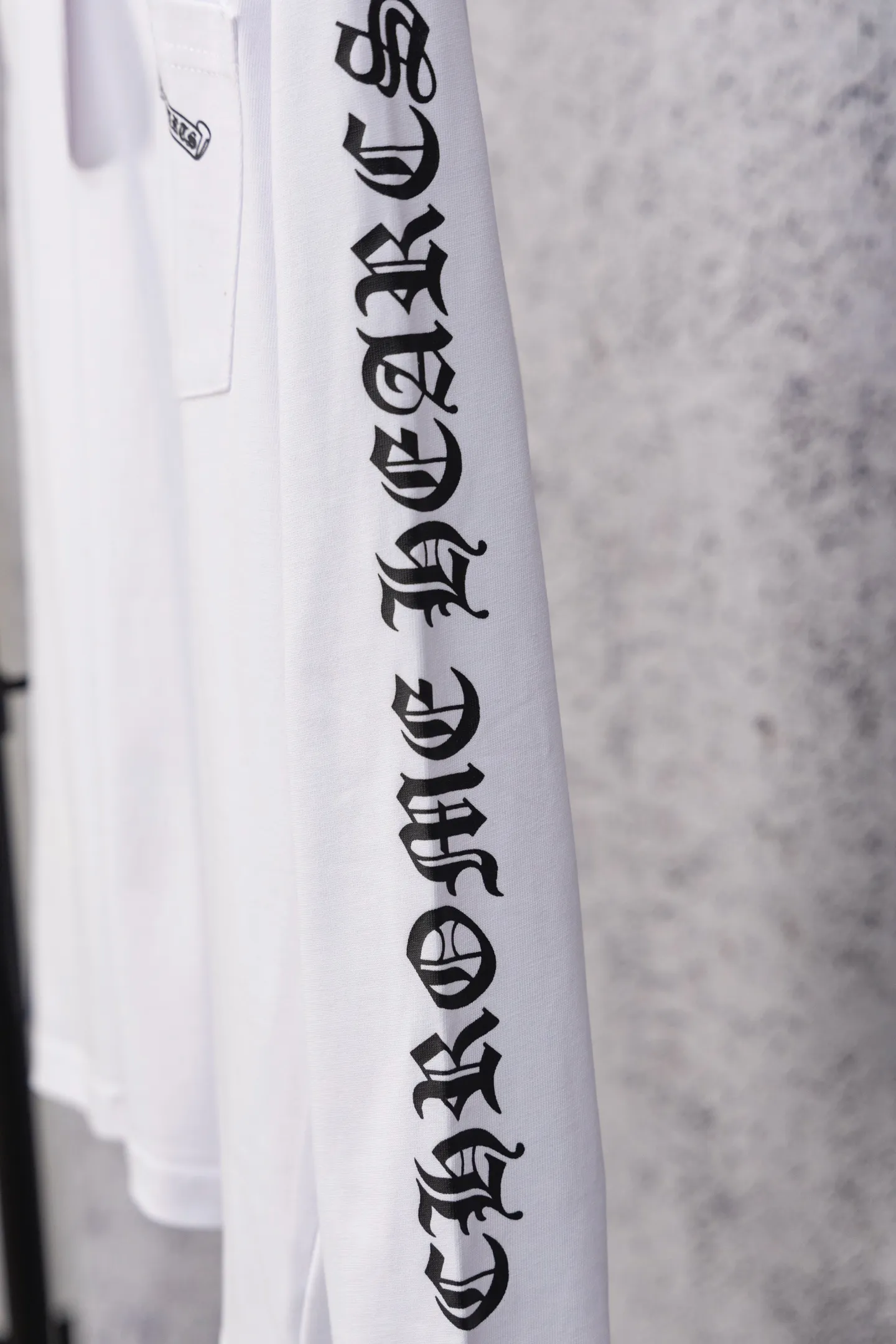 P190 Chrome Hearts CH Chrome Hearts black and white raglan sleeve Sanskrit letter printed long-sleeved T-shirt. Refreshing and comfortable, the colors have been fixed. - High elastic slurry, synchronized with all original foam printing, CH classic horseshoe pattern on the chest and back, Sanskrit on the sleeves, logo classic Gothic font printed on the collar thread - Restore the original printed collar label, more comfortable to wear, not tied to the body, custom hangtag accessories Color: black white Size: s—xl